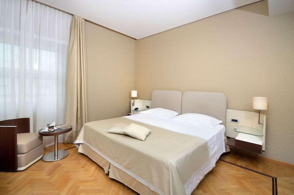 Palazzo Esedra 4* Naples